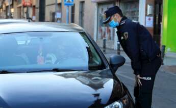 Un policía local durante un control en Madrid. EFE/Fernando Alvarado/Archivo