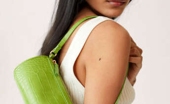 Bolso baguette cilindro verde, de Mango