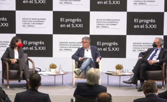 La vicepresidenta segunda del Parlament, Eva Granados (i), junto al periodista Jordi Amat (c) y al economista Anton Costas (d)