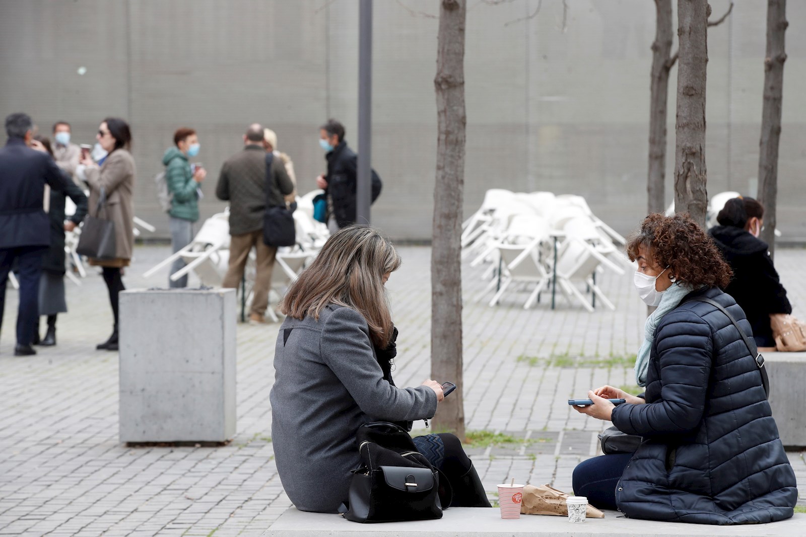 Varias personas consumen en la calle frente a unas terrazas cerradas situadas cerca de la Ciutat de la Justicia en L,Hospitalet de Llobregat, en Barcelona. EFE/Toni Albir/Archivo