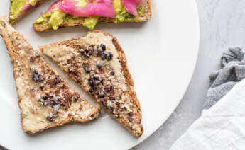 Tostadas con crema de tahini. Foto: Deryn Macey