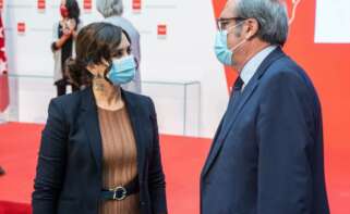 La presidenta de la Comunidad de Madrid, Isabel Díaz Ayuso, conversa con el portavoz del PSOE, Ángel Gabilondo. / EFE