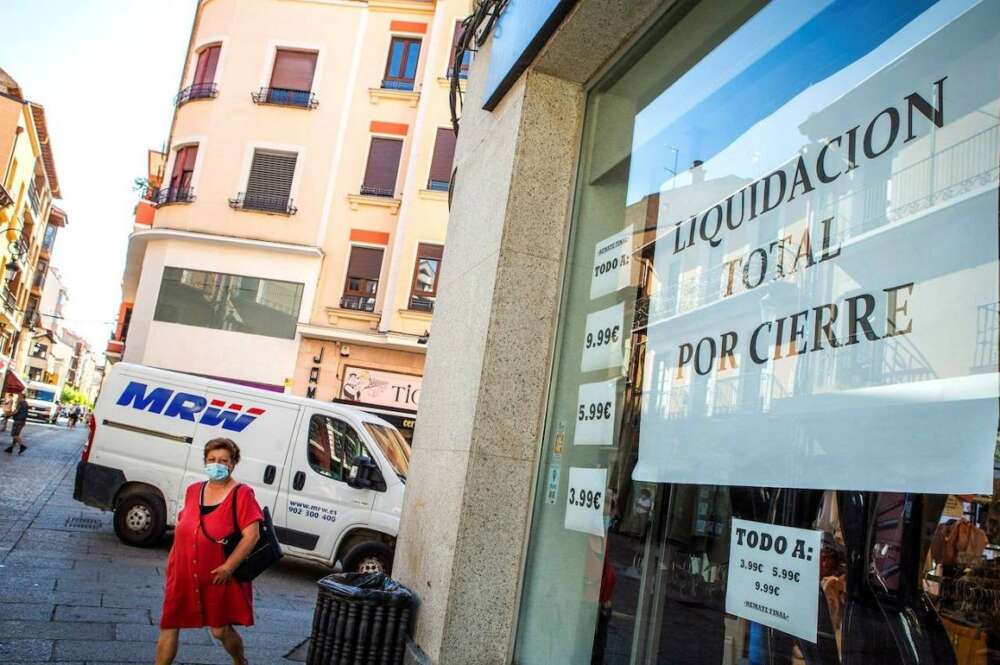 Escaparate de un comercio en liquidación por cierre en Aranda de Duero (Burgos). / EFE