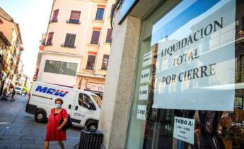 Escaparate de un comercio en liquidación por cierre en Aranda de Duero (Burgos). / EFE