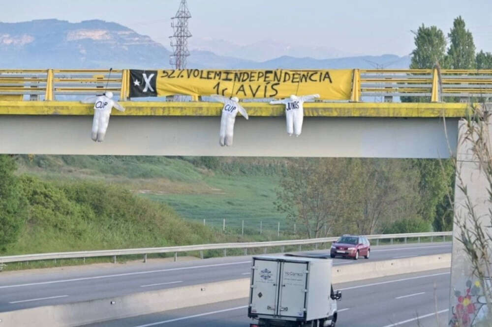 Muñecos ahorcados de puentes de ERC, Junts y la CUP donde se les reclama que hagan la independencia