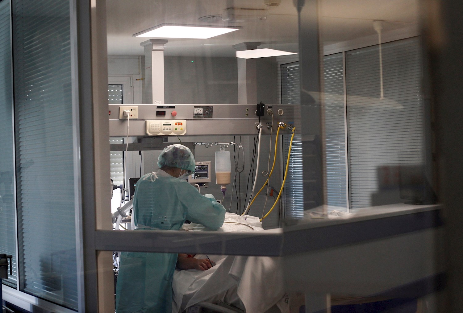 Una sanitaria atiende a un paciente con COVID-19 en el Complejo Hospitalario Universario de Ferrol. EFE/Kiko Delgado/Archivo