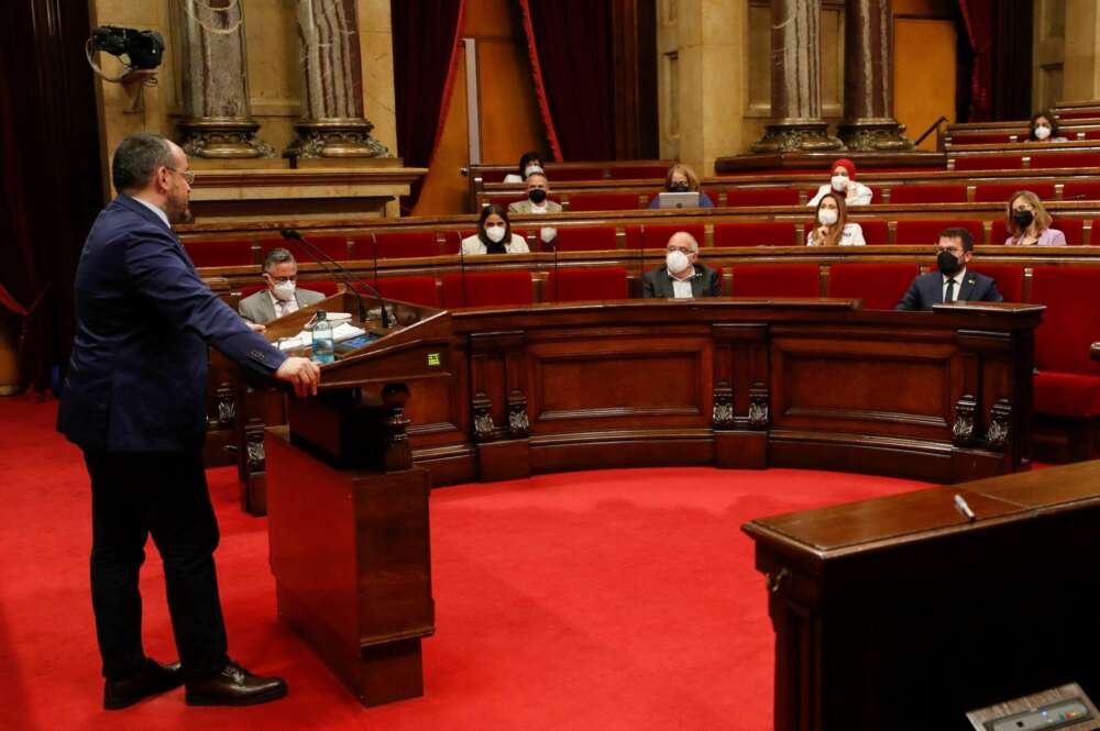 El líder del PP en Cataluña, Alejandro Fernández durante su intervención en la segunda jornada del debate de investidura celebrada en el Parlament este viernes. EFE/Alberto Estévez POOL