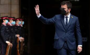 El nuevo presidente de la Generalitat, Pere Aragonès, saluda tras ser elegido por mayoría absoluta en la segunda jornada del debate de investidura celebrado en el Parlament este viernes. EFE/Enric Fontcuberta