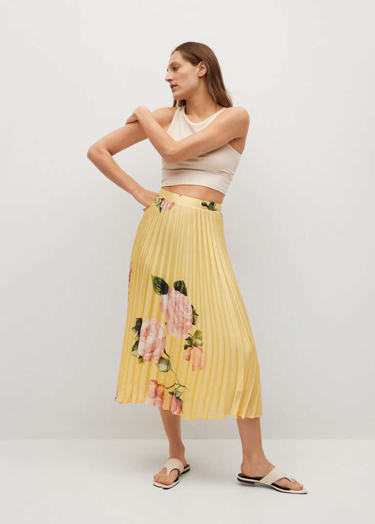 Falda plisada floral, de Mango