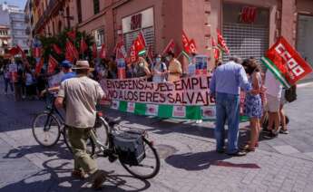 Trabajadores de la multinacional sueca de ropa H&M durante la concentración convocada hoy por los sindicatos UGT y CCOO ante el establecimiento de la calle O’Donnell de Sevilla para protestar por el ERE de esta empresa que despedirá a 1066 trabajadores de toda España. EFE/Julio Muñoz