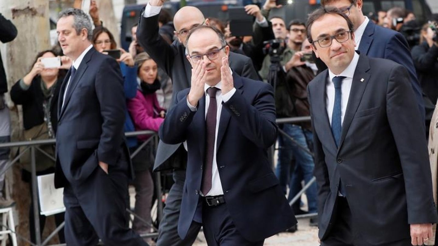 Los exconsellers Joaquim Forn (izquierda), Jordi Turull (centro) y Josep Rull (derecha) a su llegada a la Audiencia Nacional. EFE/Archivo