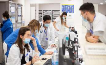 Profesionales sanitarios realizan su trabajo en el servicio de Urgencias del Hospital Vall d'Hebron, en Barcelona. EFE/ Marta Pérez/Archivo