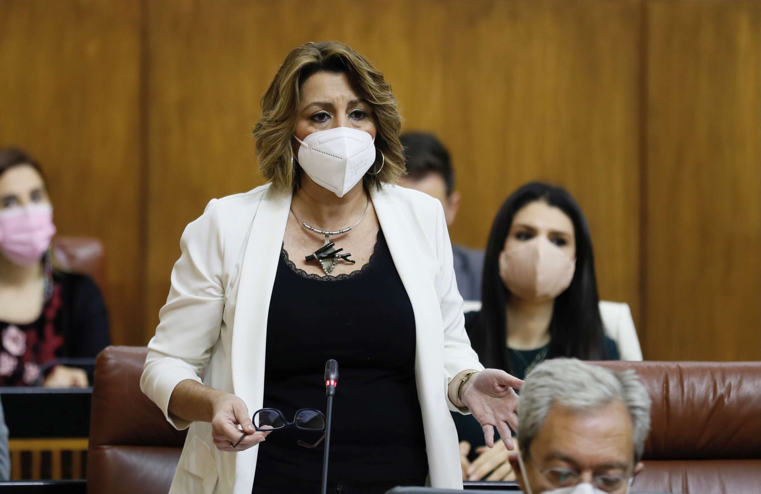 Susana Díaz en una sesión de control en el Parlamento al presidente de la Junta, Juanma Moreno / EFE