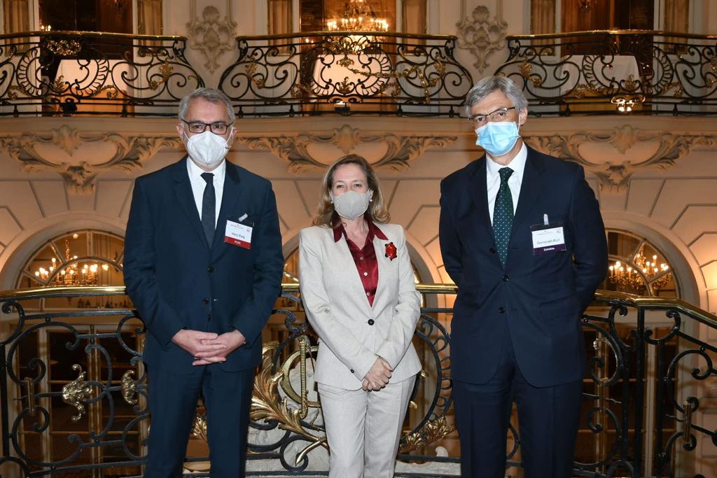 El presidente del IEF, Marc Puig, y la vicepresidenta segunda, Nadia Calviño