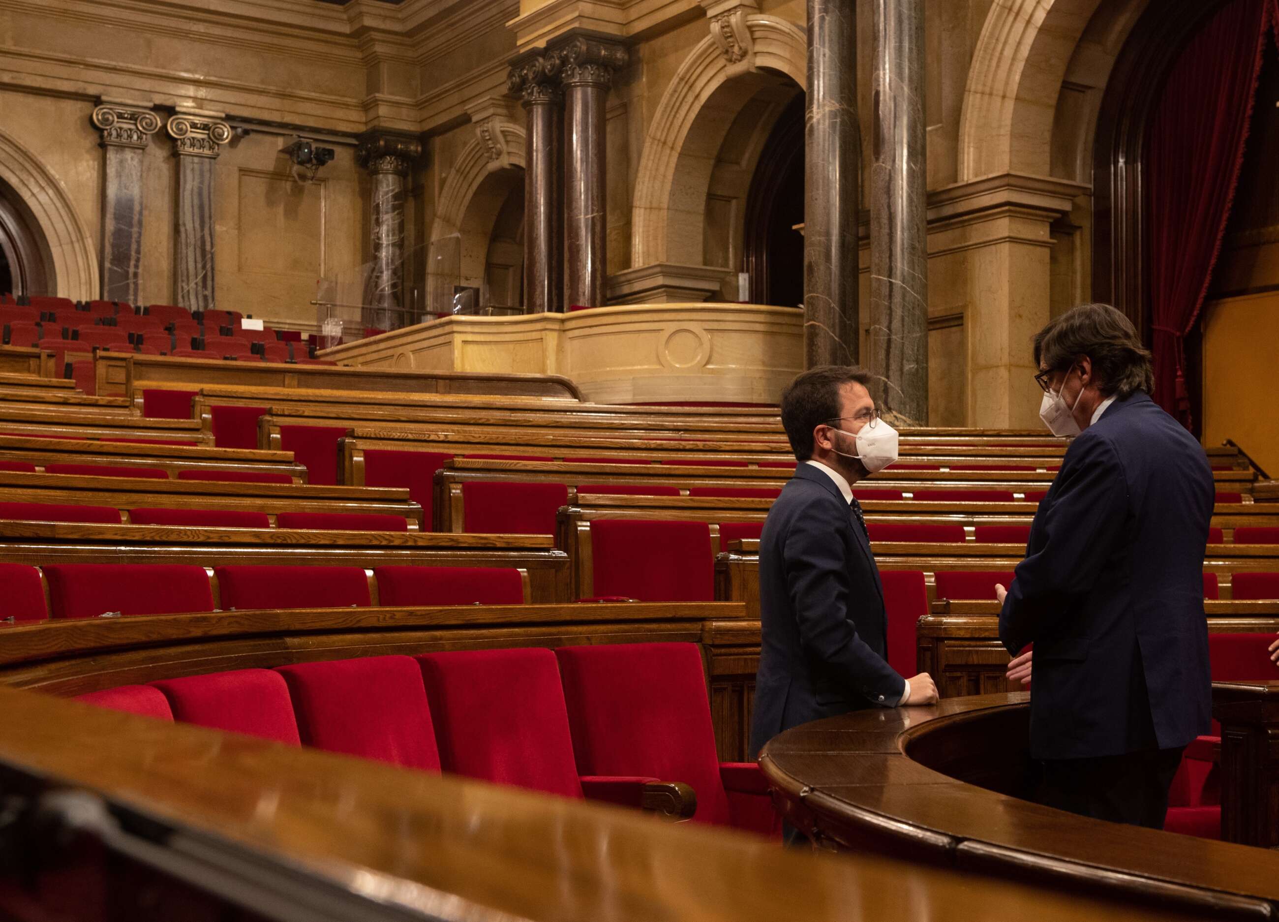 El presidente de la Generalitat, Pere Aragonès, conversa con el lider del PSC, Salvador Illa (d), tras finalizar el pleno del Parlament del pasado 29 de abril. EFE/Enric Fontcuberta