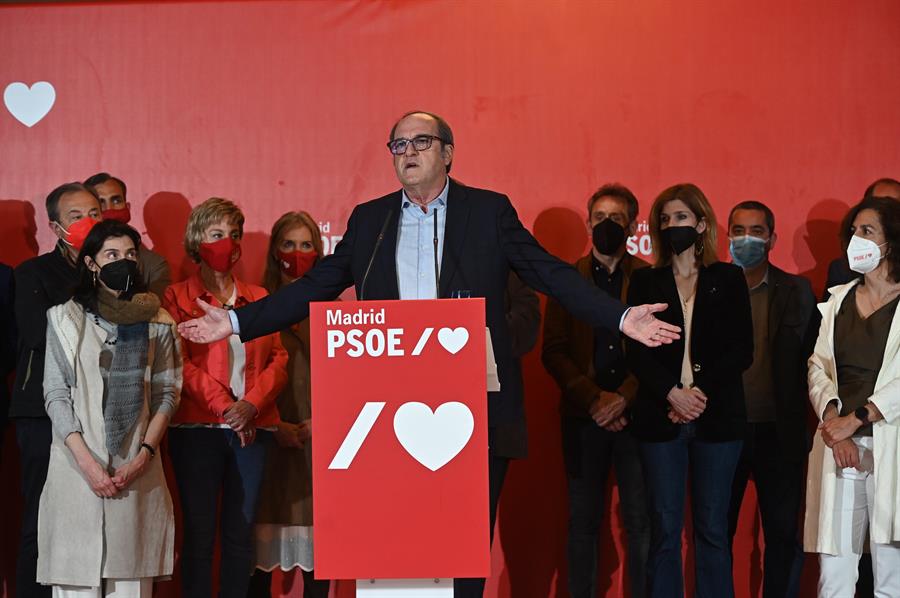 El candidato del PSOE a la presidencia de la Comunidad de Madrid, Ángel Gabilondo, comparece ante los medios hoy martes en el hotel madrileño en el que los socialistas han seguido los resultados electorales. EFE/Fernando Villar