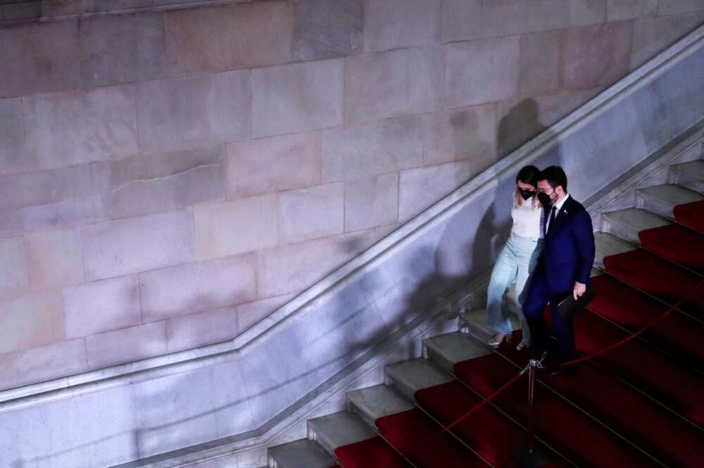 El candidato de ERC a la presidencia de la Generalitat, Pere Aragonès junto a su mujer Janina Juli Pujol, a la finalización de la primera jornada del debate de su investidura, esta tarde en el Parlamento de Cataluña. EFE/Alberto Estévez