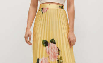 Falda plisada floral, de Mango