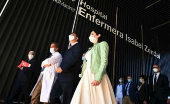 La presidenta de Madrid, Isabel Díaz Ayuso (4i), y el presidente del Comité Europeo de las Regiones, Apostolos Tzitzikostas (3i), visitan el Hospital Enfermera Isabel Zendal, que atiende a pacientes con coronavirus, acompañados por el director médico Javier Marco (2i). este jueves en Madrid. EFE/Fernando Villar