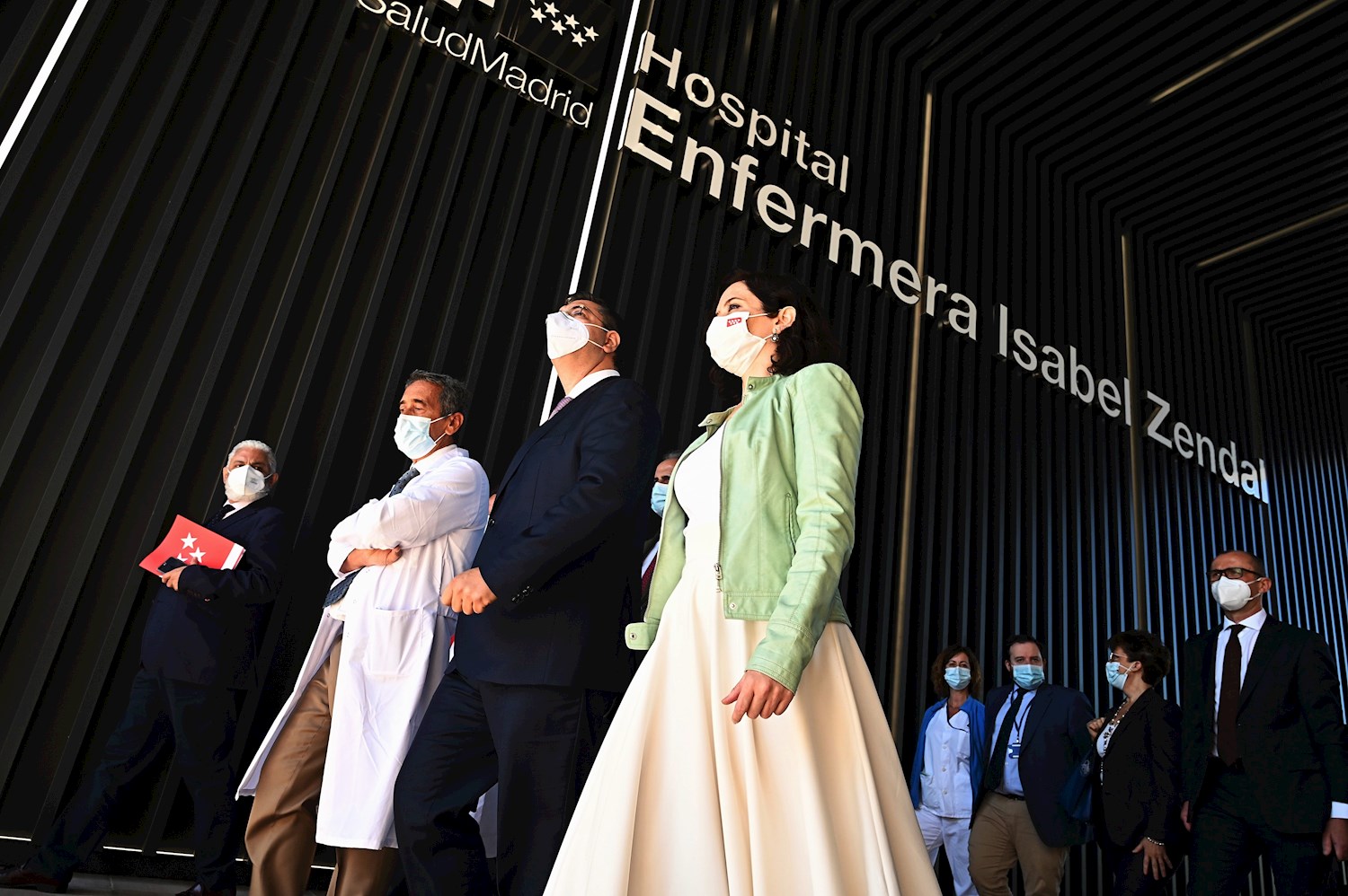 La presidenta de Madrid, Isabel Díaz Ayuso (4i), y el presidente del Comité Europeo de las Regiones, Apostolos Tzitzikostas (3i), visitan el Hospital Enfermera Isabel Zendal, que atiende a pacientes con coronavirus, acompañados por el director médico Javier Marco (2i). este jueves en Madrid. EFE/Fernando Villar