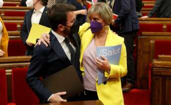 El candidato de ERC a la presidencia de la Generalitat, Pere Aragonès, conversa con la consellera de Salut, Alba Vergés, durante la primera jornada del debate de su investidura, esta tarde en el Parlamento de Cataluña. EFE/Alberto Estévez/POOL