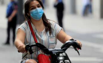 Una joven monta en bicicleta por una calle de Madrid. EFE/ Fernando Alvarado/Archivo