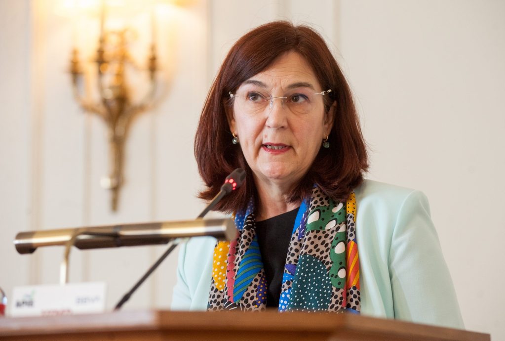 Cani Fernández, presidenta de la CNMC, durante su intervención en el curso de verano organizado por la APIE en la UIMP de Santander.