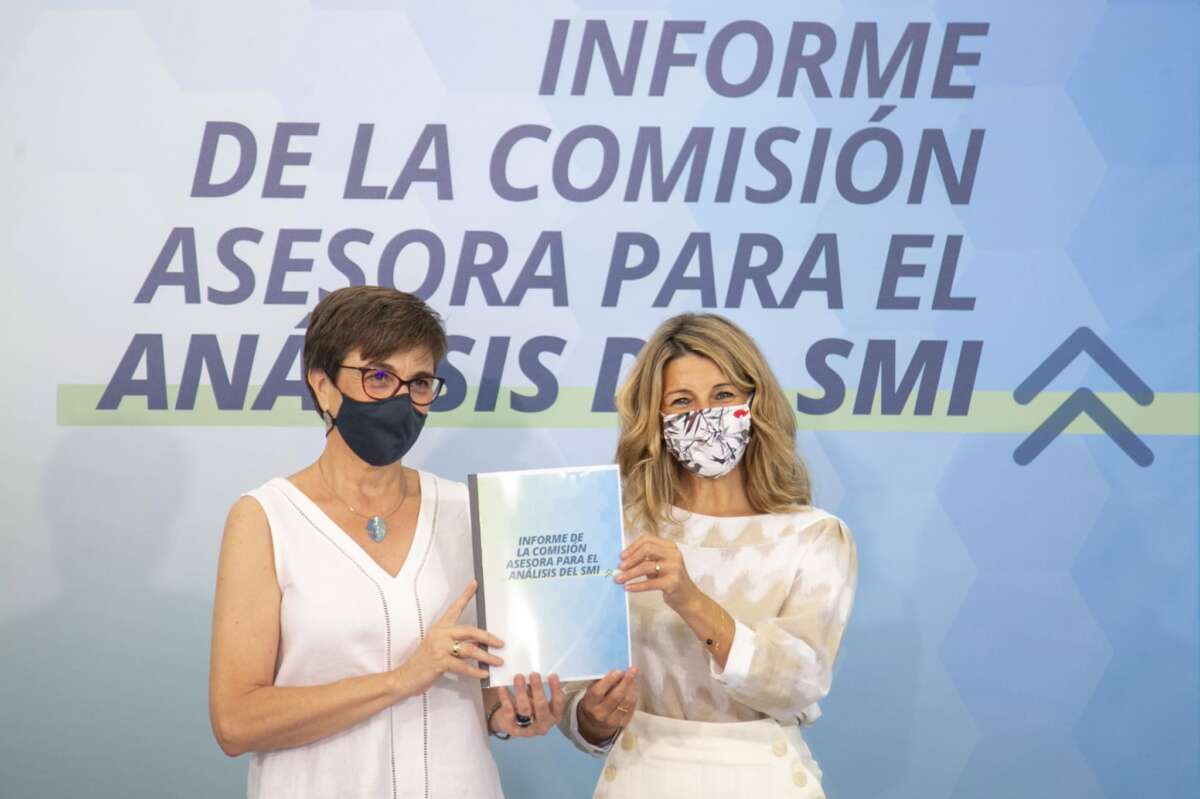 Yolanda Díaz y la presidenta de la comisión de expertos para analizar el SMI, Inmaculada Cebrián.