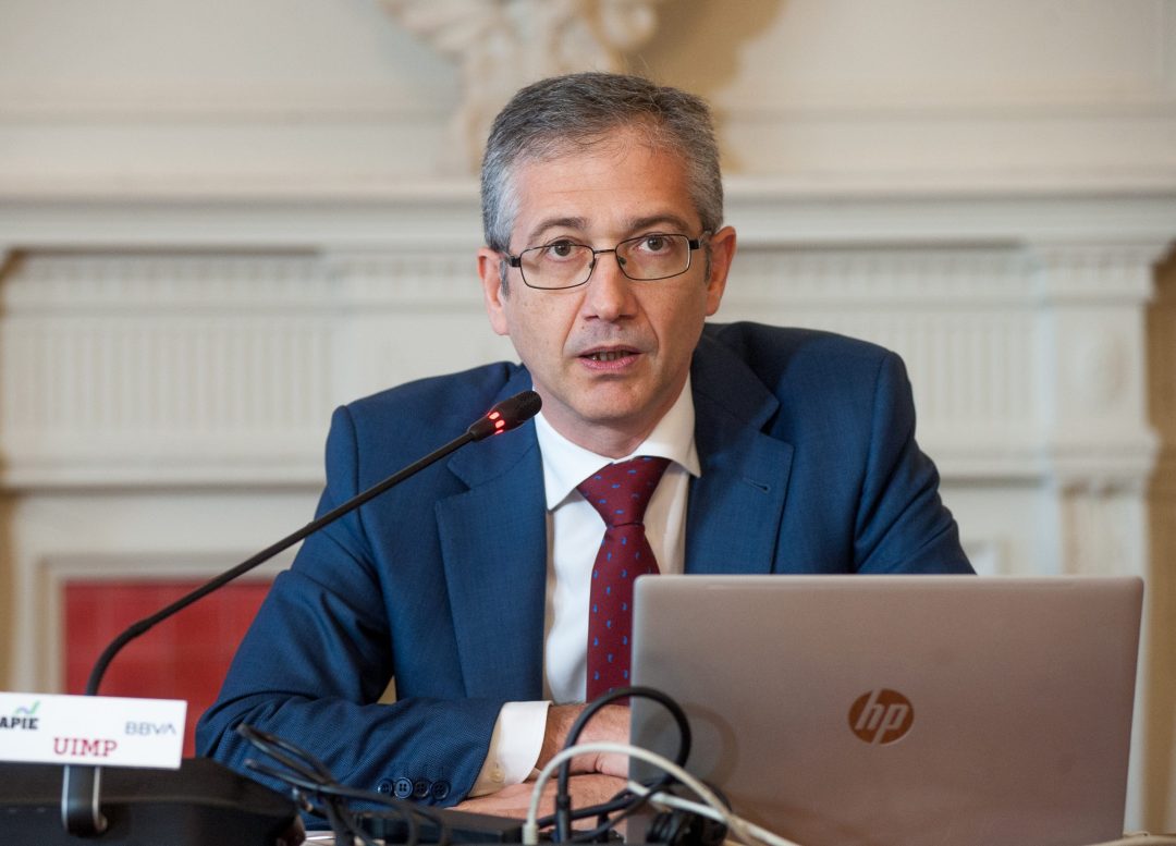 Pablo Hernández de Cos, Gobernador del Banco de España, durante su intervención en el curso de verano organizado por la APIE en la UIMP de Santander.