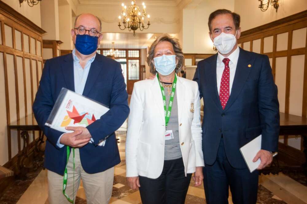 Los tres ponentes de la mañana del jueves en el curso de economía de APIE: José María Roldán, presidente de la Asociación Española de Banca, Pilar González de Frutos, presidenta de UNESPA, y Antonio Huertas, presidente de MAPFRE.