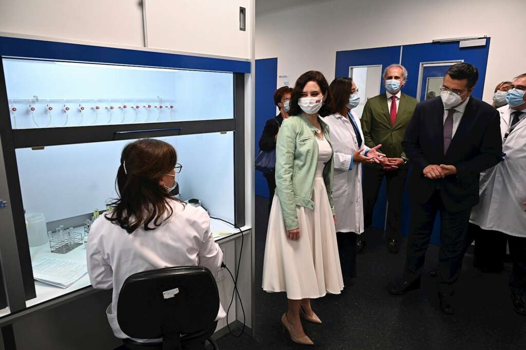 La presidenta de Madrid, Isabel Díaz Ayuso (2i), y el presidente del Comité Europeo de las Regiones, Apostolos Tzitzikostas (2i), conversan con una de las trabajadoras mientras visitan el Hospital Enfermera Isabel Zendal, que atiende a pacientes con coronavirus, este jueves en Madrid. EFE/Fernando Villar