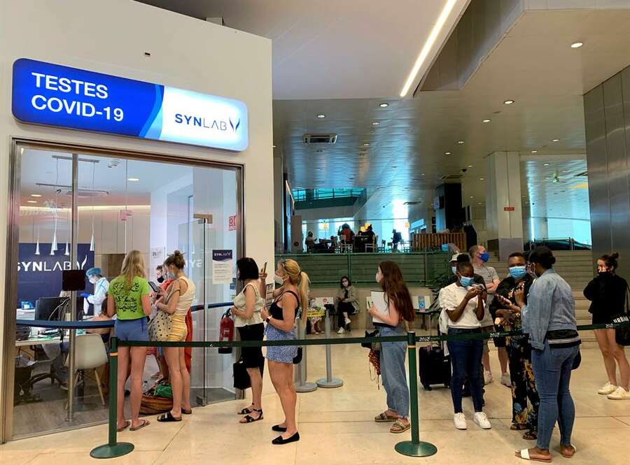 Viajeros en el aeropuerto internacional Humberto Delgado de Lisboa (Portugal), este viernes./ EFE