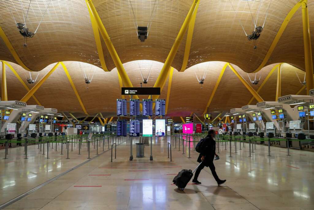 La terminal T4 del aeropuerto de Barajas en Madrid. EFE/ Emilio Naranjo/Archivo