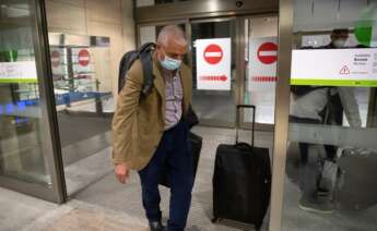 Personal de confianza de Brahim Gahi a la entrada del aeropuerto de Pamplona en Noáin. EFE/Villar López