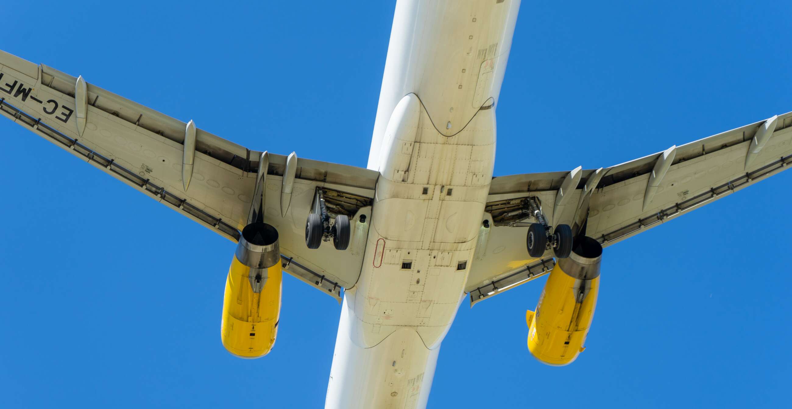 Un avión de Vueling sobrevolando el aeropuerto de Barcelona-El Prat. Foto: Gerard Pijoan