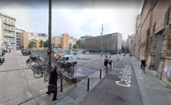 Plaza Terenci Moix de Barcelona, en el barrio del Raval, donde se ha producido la agresión al joven alemán / Google Maps