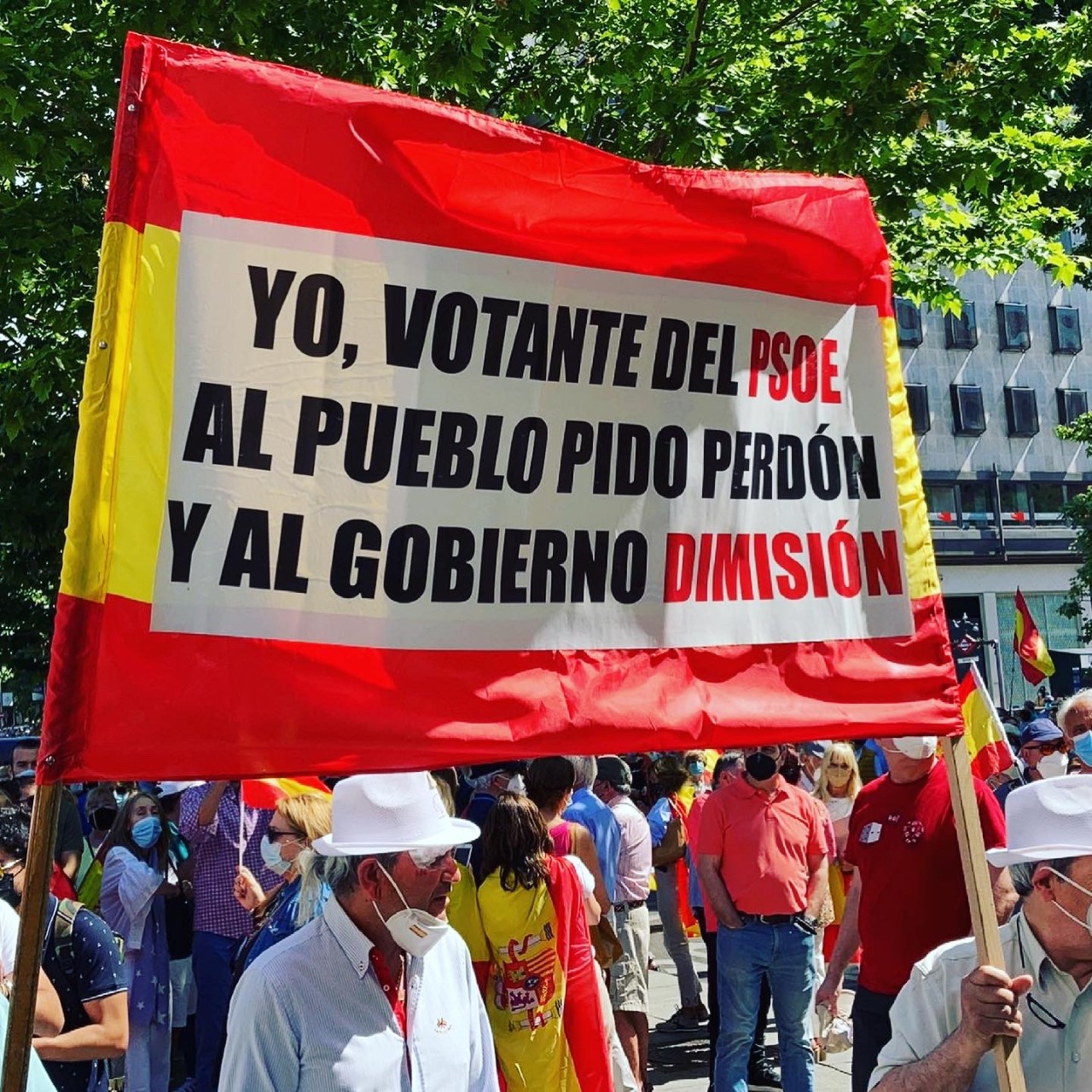 Votantes del PSOE en la manifestación de este domingo en Colón en contra de los indultos. Foto: Nuria Val/ED