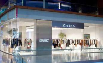 Zara cuenta con una amplia colección pantalones anchos de diversos estilos.