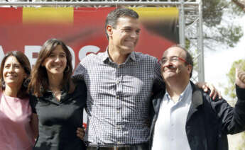 El exsecretario general del PSOE, Pedro Sánchez, en la fiesta de la Rosa, junto a la alcaldesa de Santa Coloma, Núria Parlón, el líder del PSC, Miquel Iceta (d) y la ya ex alcaldesa de Gavà y nueva ministra, Raquel Sánchez (i). (EFE)