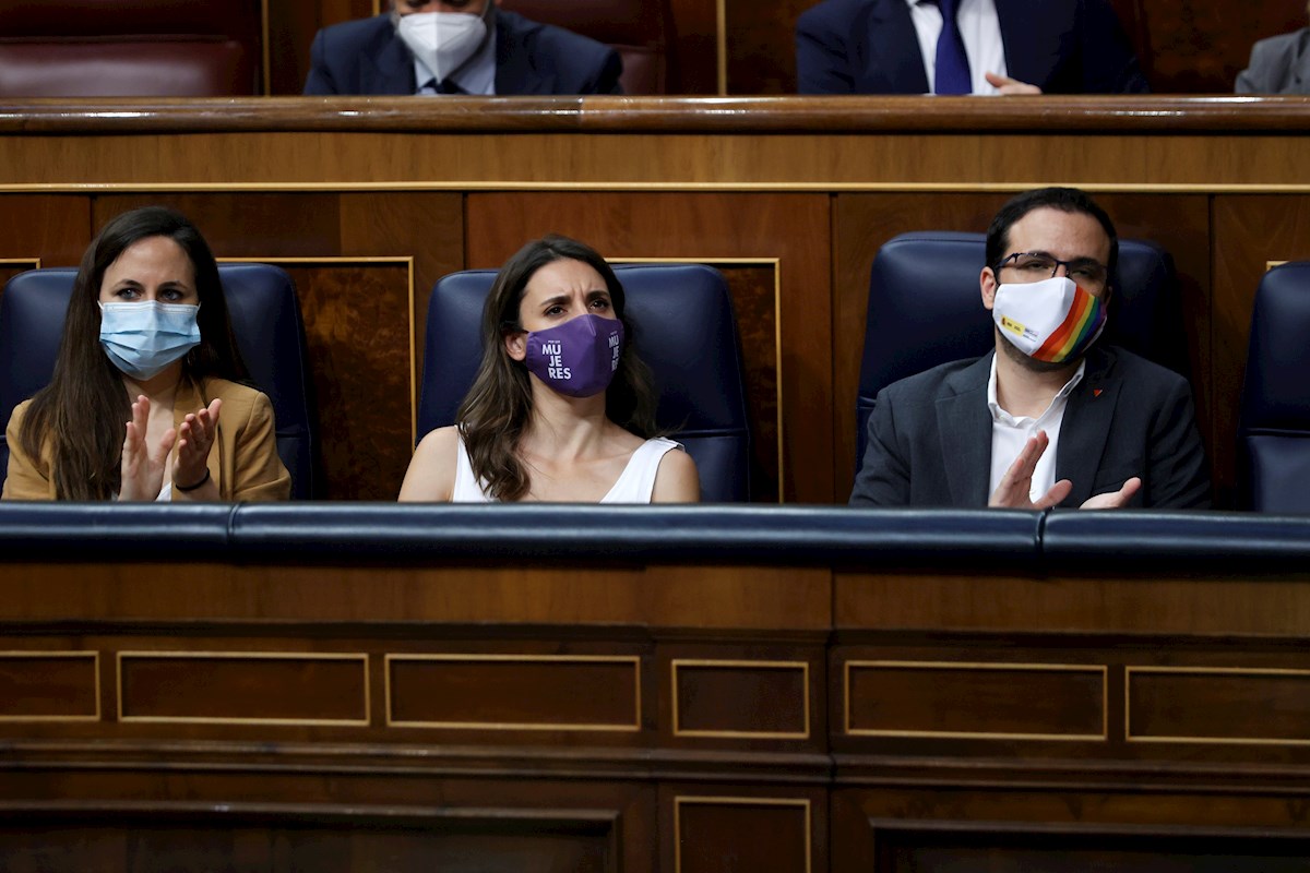 La ministra de Derechos Sociales y Agenda 2030, Ione Belarra, la ministra de Igualdad, Irene Montero y el ministro de Consumo, Alberto Garzón durante el pleno del Congreso. Foto: EFE/Emilio Naranjo