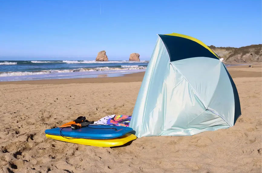 Decathlon trae a España una sombrilla de playa que protege del viento