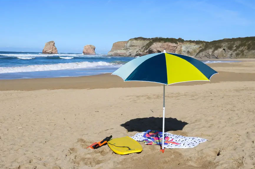 Decathlon trae a España una sombrilla de playa que protege del viento