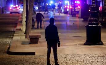 Una persona permanece en las calles de Barcelona de noche./ EFE