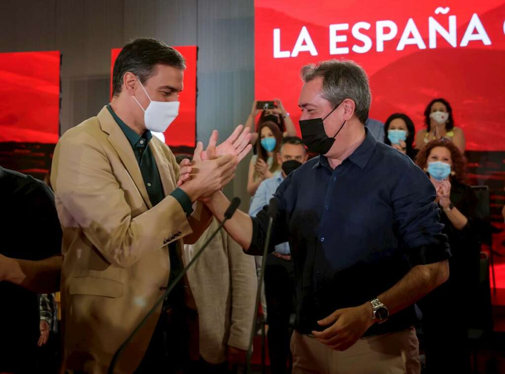 El presidente del Gobierno y secretario general del PSOE, Pedro Sánchez, junto al candidato socialista a la Junta, precandidato a la Secretaría General del PSOE-A y alcalde de Sevilla, Juan Espadas (d) saludan a los asistentes al acto que su partido celebra hoy en Sevilla. EFE/Julio Muñoz