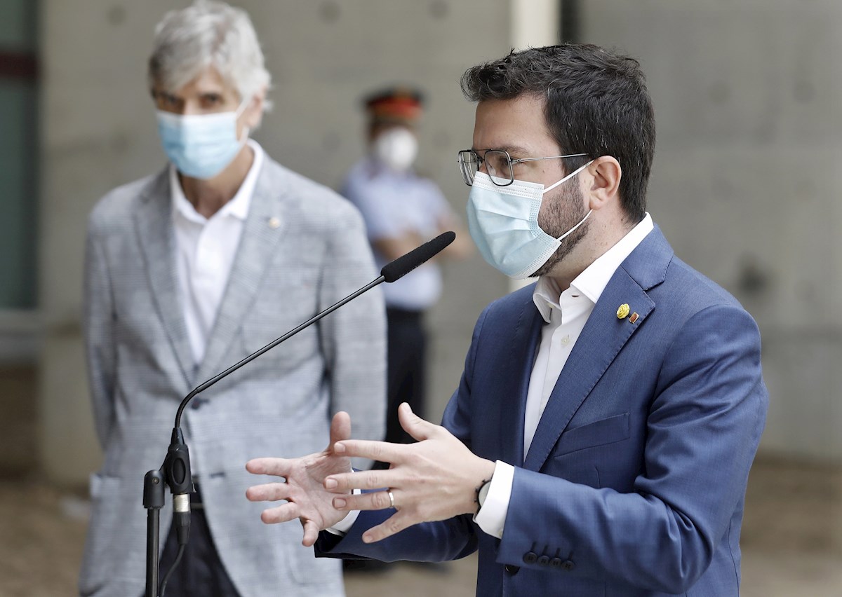 El presidente de la Generalitat, Pere Aragonés, acompañado por el conseller de Salud, Josep Maria Argimon (i), atendieron a los medios tras reunirse esta mañana con trabajadores del Hospital Universitario de Bellvitge para conover la evolución de la pandemia. EFE/ Andreu Dalmau