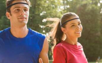 Las diademas deportivas evitan que el sudor se deslice por la frente y la cara