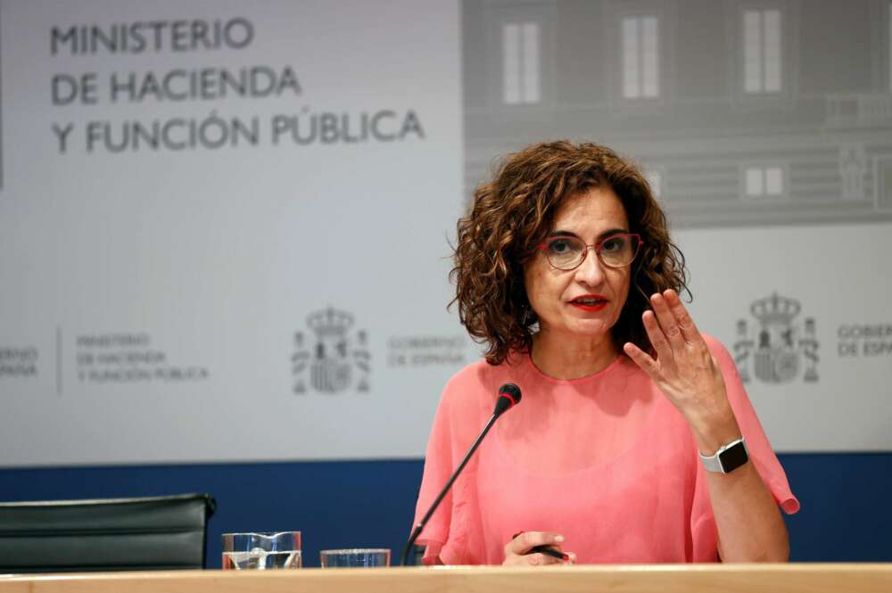 La ministra de Hacienda y Función Pública, María Jesús Montero, atiende a la prensa tras reunirse por vía telemática con las comunidades autónomas en la Conferencia Sectorial del Plan de Recuperación, Transformación y Resiliencia, para abordar el reparto territorial de los fondos europeos que recibirá España este año. EFE/Chema Moya