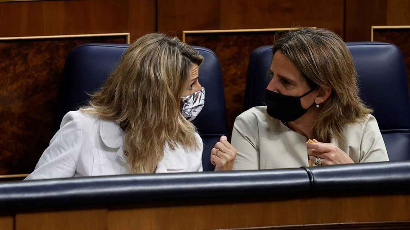 Podemos alenta las manifestaciones contra su Gobierno por el precio de la luz. En la imagen, Yolanda Díaz (UP) y Teresa Ribera (PSOE), conversando durante un pleno parlamentario./ EFE