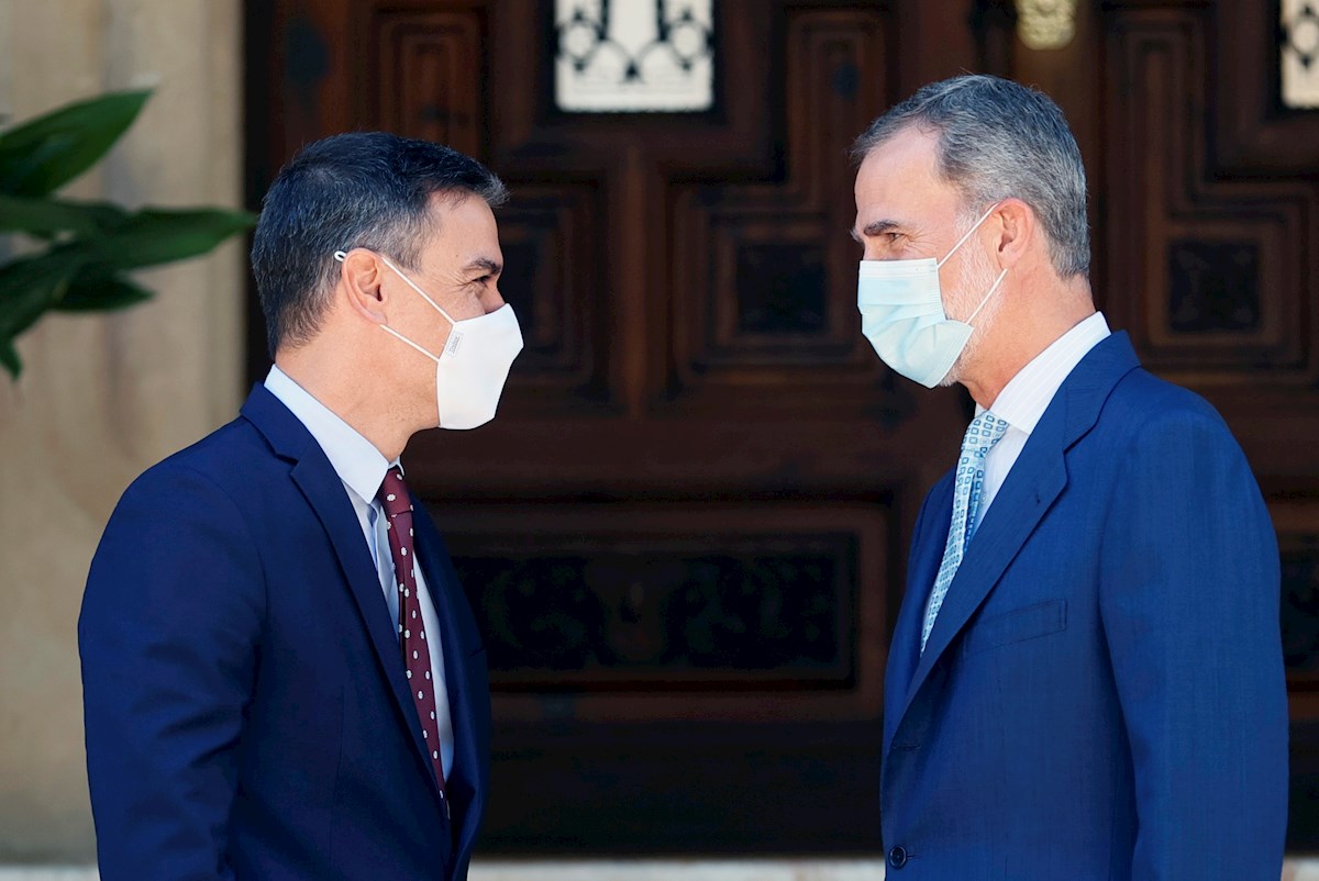 El rey Felipe VI recibe al presidente del Gobierno, Pedro Sánchez (i), antes de mantener el tradicional despacho de verano, en el que van a repasar los principales asuntos de interés político y económico, este martes, en el Palacio de Marivent, en Palma de Mallorca. EFE/Ballesteros