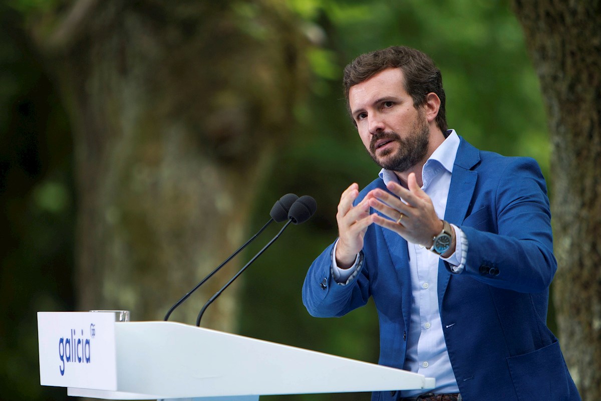 El PP de Casado ganaría las elecciones con 30 escaños más que el PSOE de Sánchez. El presidente del Partido Popular, Pablo Casado, durante su intervención este domingo en el inicio del curso político del Partido Popular que se ha celebrado en La carballeira de Cerdedo-Cotobade. EFE / Salvador Sas